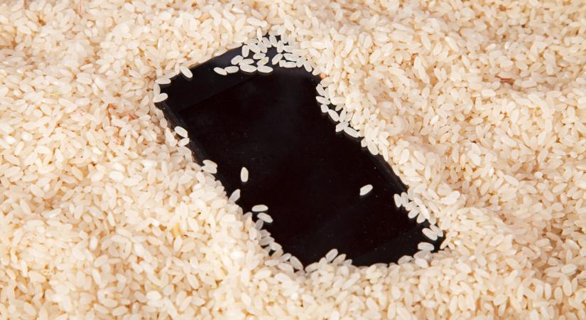 Ezért ne rakd soha bele a vizes telefonod egy tál rizsbe, nagyon komoly baj lehet belőle
