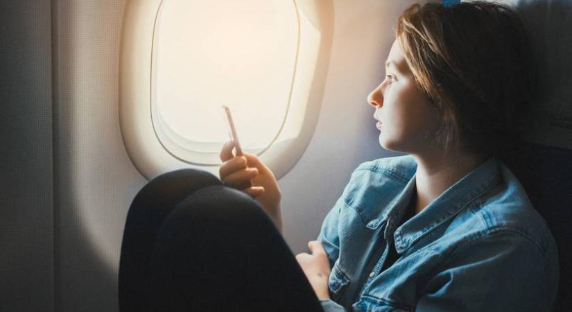 Életveszélyes, ha ezt csinálod a repülőn: kényelmesnek tűnik, de a szakértők óva intenek tőle
