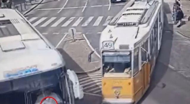 Videó: felöklelte az eltévedt buszt a 49-es villamos