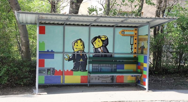 Buszmegállót dekorált a Kutyapárt Orbán Viktornak