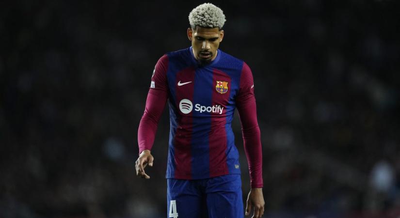 Reagált csapattársa nyílt kritikájára a Barca kiállított védője