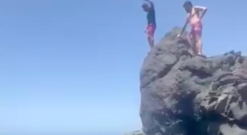 Ugrás a végzetbe: a likeokért vetette le a szikláról magát, nem a tengerbe sikerült - Videó