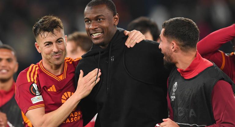Csapattársaival ünnepelte a sikert a Roma játékosa, aki vasárnap összeesett a pályán