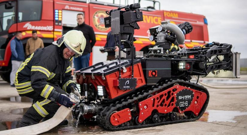 Tűzoltó robot oltotta az égő üzemanyagot a debreceni reptéren