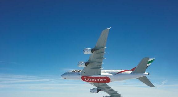 Bocsánatért esedezik a Dubajban történtek miatt az Emirates elnöke, 30 ezer bőrönddel még mindig adósak