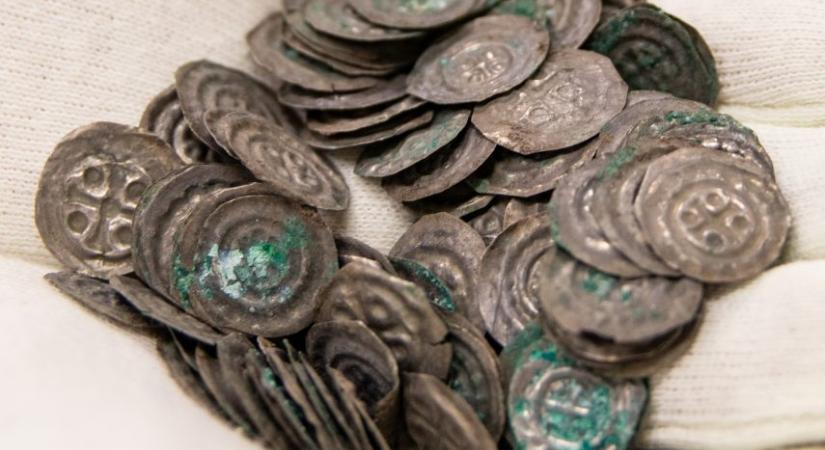 Százhetven ezüstérmét rejtett a középkori sír