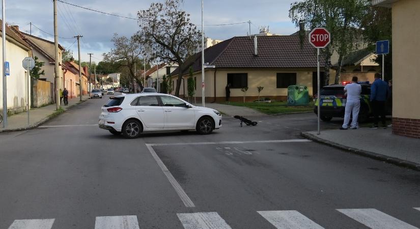 Autó gázolta el a rollerező édesanyát és a kislányát – a nő nem vette figyelembe a stoptáblát