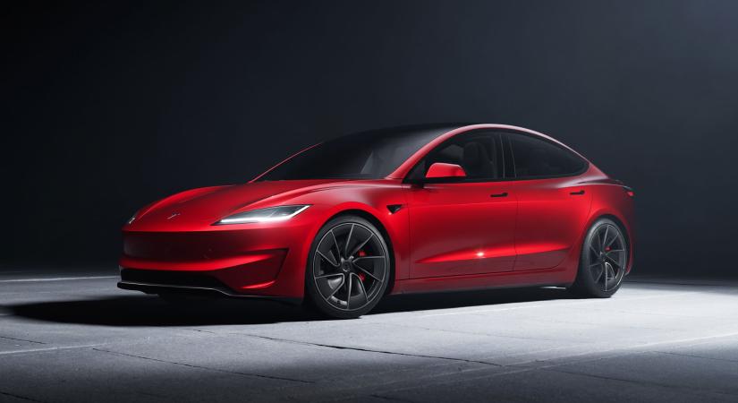 Villámgyors Performance változatban is itt a megújult Tesla Model 3