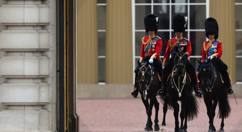 Lovak szabadultak el a Buckingham-palotából, hajtóvadászat indult ellenük