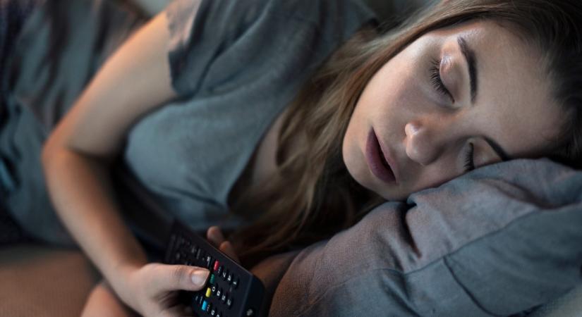 Egy tanulmány szerint: ezért veszélyes elaludni a tévé előtt