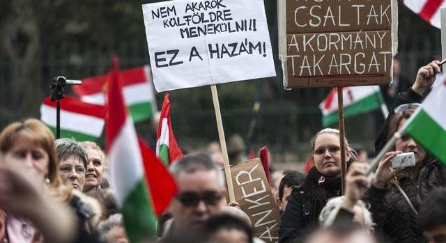 Devizahitelesek: a Jobbik szerint a kormány "lepaktált" a bankokkal