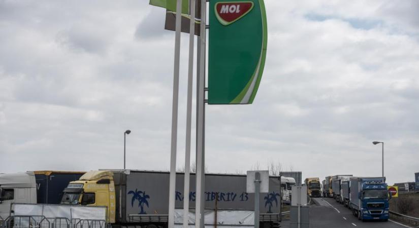 Váratlanul árat csökkentett a benzinkútjain a Mol