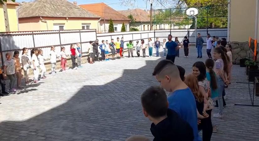 Minden gyerek táncra perdült a péterkei iskolában  videó