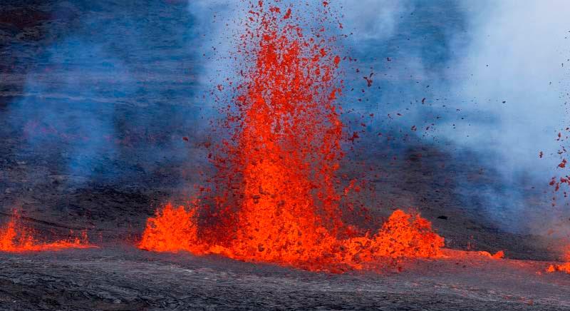Kitört a vulkán: elképesztő mennyiségű hamu és füst szökött az égbe, lezárták a repülőteret, evakuálást rendeltek el
