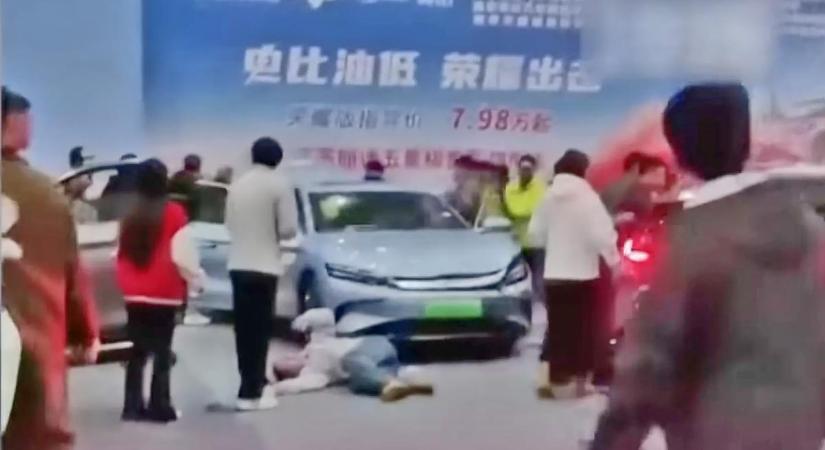 Egy gyerek is megsérült, amikor elszabadult egy villanyautó Kínában – videó