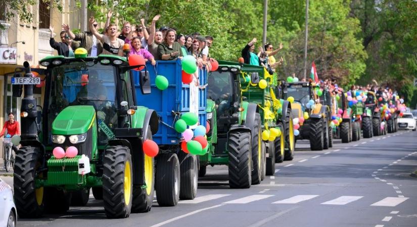 Lufival és szalagokkal feldíszített traktorokkal búcsúztak a végzősök Nyíregyházán