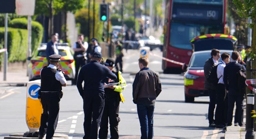 Karddal támadt emberekre egy férfi Londonban, két rendőrt is megsebesített