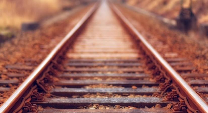 Súlyos baleset: egy lány eshetett ki egy vonatból Jánosházán