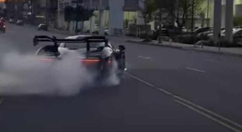 Hiperritka sportkocsit tört össze amikor az utca népének menőzött
