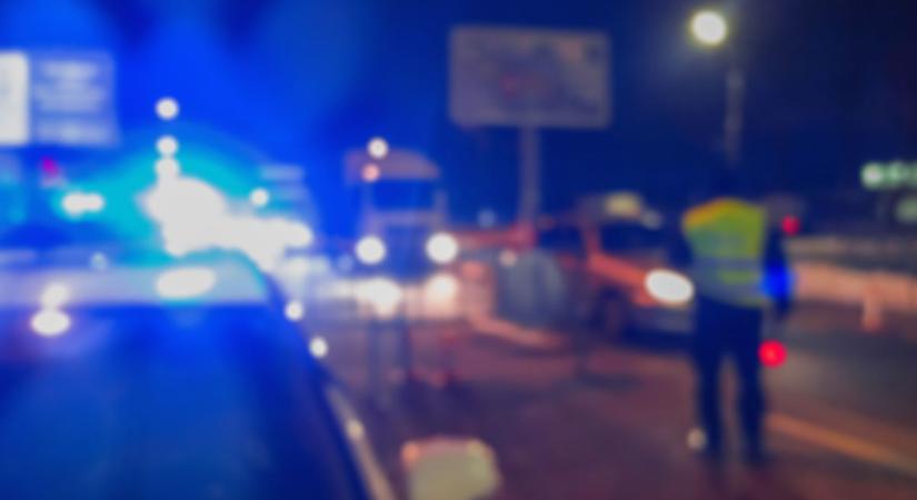 Rendőri irányítás mellett halad a forgalom baleset miatt a Komlói úton