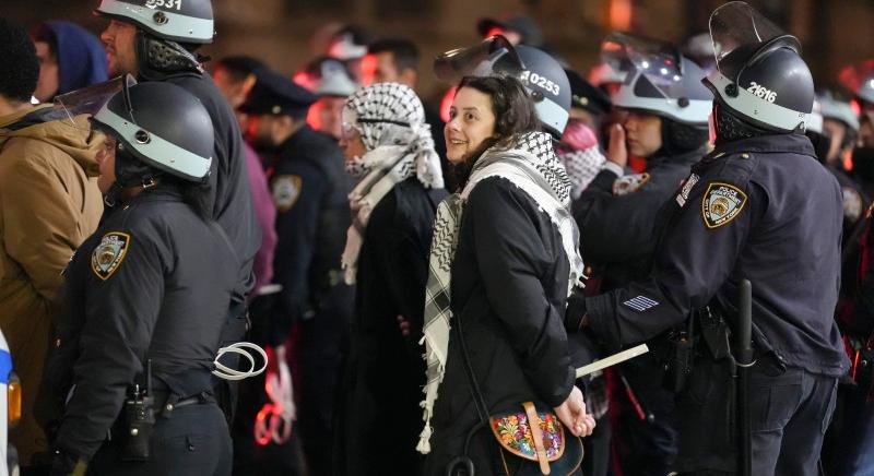 Rohamrendőrökkel „vették be” a Columbia Egyetemet – őrizetbe vették a palesztinpárti tüntetőket