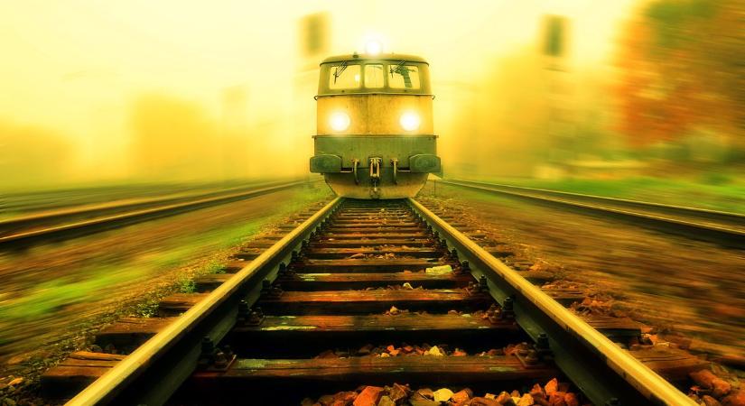 Összeverték, majd a sínre fektették a magatehetetlen fiút, halálra gázolta a vonat