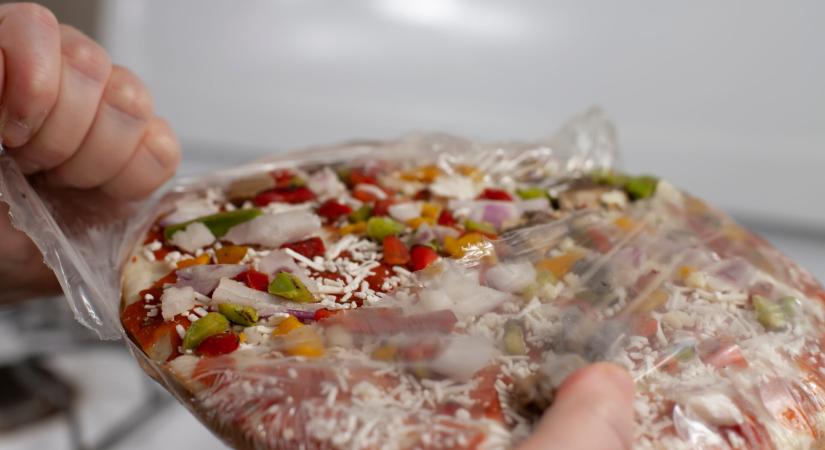 Megtaláltuk az internet legundorítóbb receptjét mirelit pizzából!