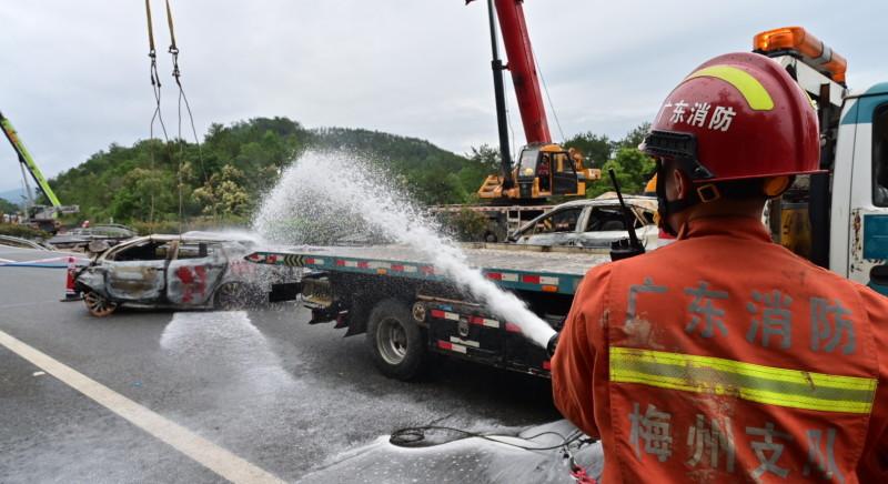 Közel negyven áldozata van a dél-kínai autópálya-szakasz összeomlásának