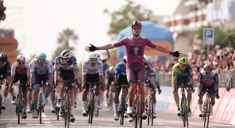 Giro d'Italia 11. szakasz: Jonathan Milan újabb etapgyőzelme