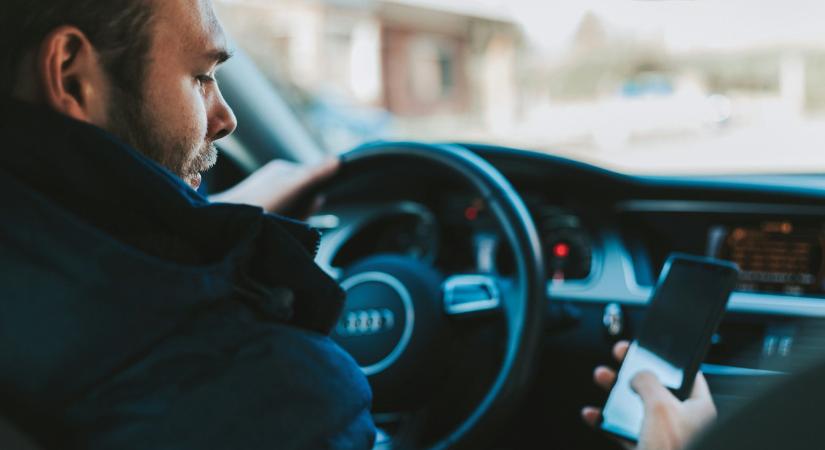 Mobil a kézben Mégis hogy gondolja ez a több ezer sofőr