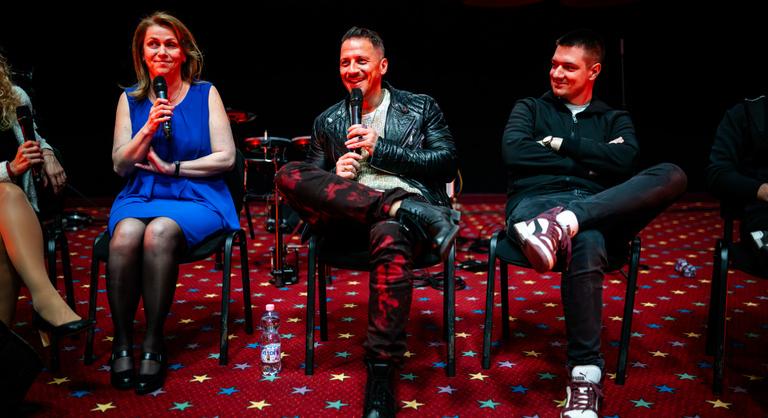 Elment a világítás, sötétben nyomta végig koncertjét Vastag Csaba