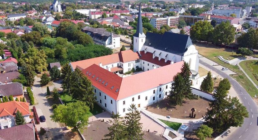 Mi történik Nyírbátorban? Rengeteg polgárőr lepte el a várost (fotókkal)