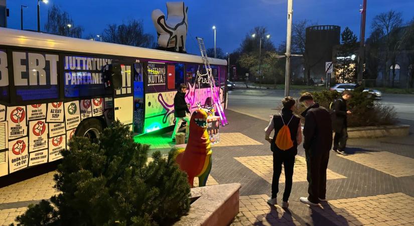 Libsi könnyeket és orosz olajat is hozott a Kutyapárt kampánybusza Kaposvárra