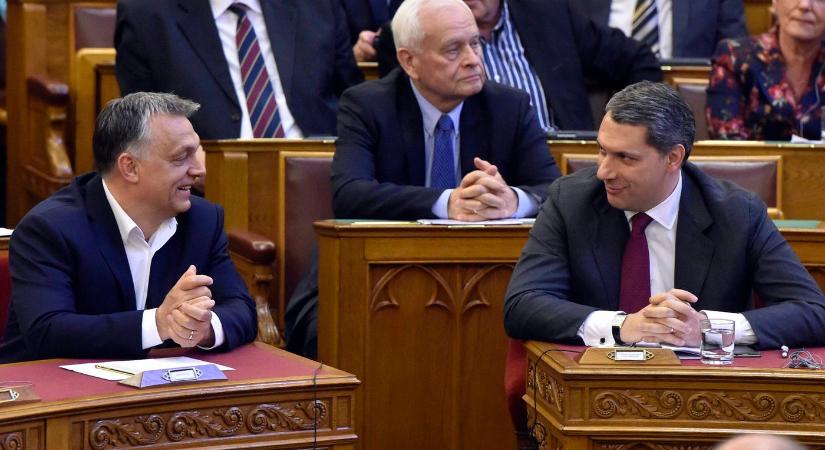 Lázár János páros lábbal szállt bele Orbán Viktorba, pusztító viccek hangoztak el