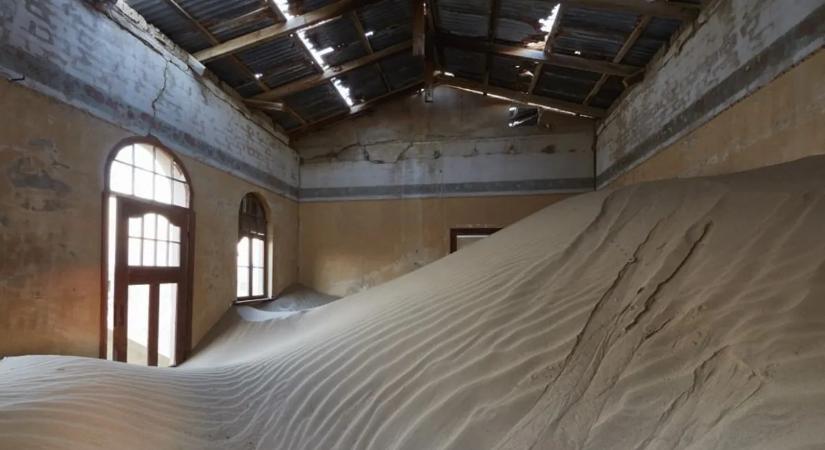 Látványos fotókon a gyémántváros, amelyet lassan teljesen elnyel a sivatag