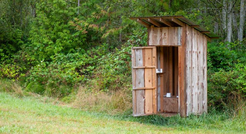 Kerti vécébe esett egy nő, nem élte túl