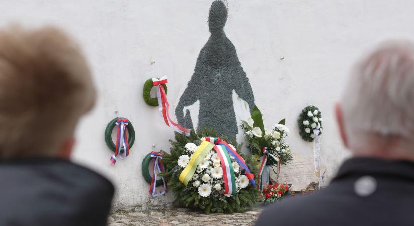 Koszorúzással emlékeztek a Rác utcai Mártírok emlékművénél (galéria)