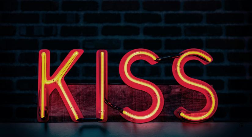 Kiderült, hogy miért lett botrány a „csókkamerás” videó