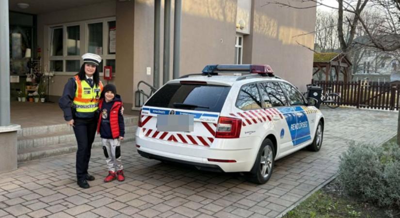 Rendőrautó vitte Mátét születésnapján a győri óvodába