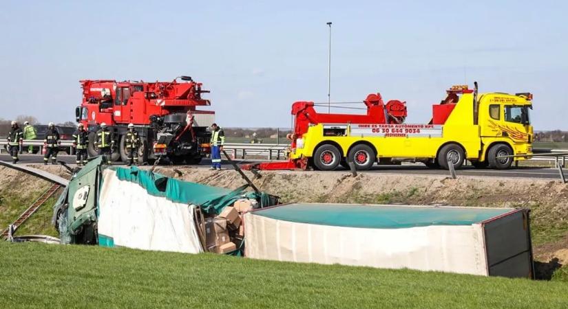 "Még látni is borzalmas volt" – Kamionbaleset Törökszentmiklósnál: felborult kamion zuhant Feri bácsira az M4-esen