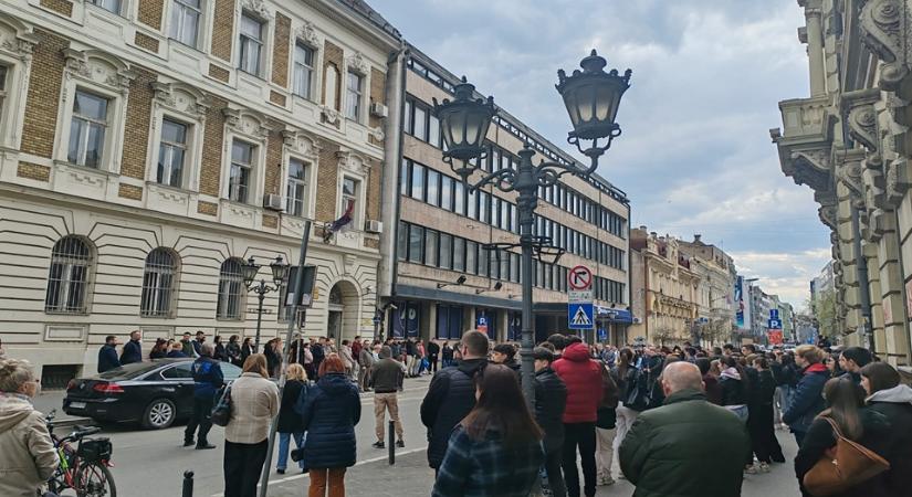 Vukašin tiszteletére tartottak csendes megemlékezést az újvidéki Közgazdasági Iskola előtt
