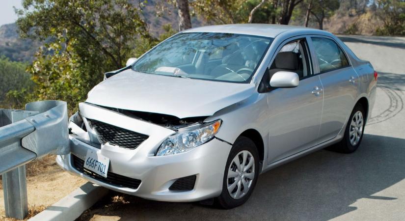 Szalagkorlátnak ütközött egy autó a 83-as főúton