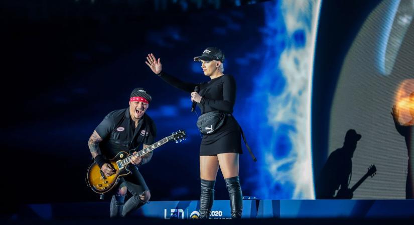 Sötét titok derült ki Tóth Gabi múltjáról, nem tud kimaradni a botrányokból az énekesnő