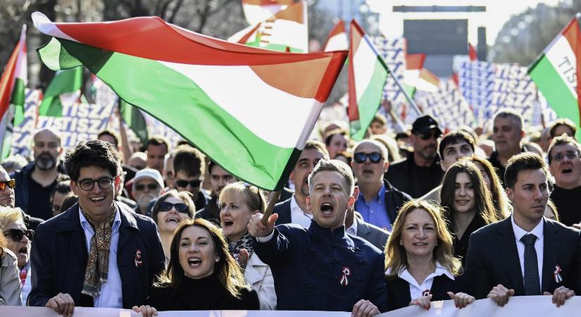 Magyar Péter azt üzente „az orbáni maffiának”, hogy nem hátrál meg, hiába fenyegetik halálosan, zsarolják és támadják a családját