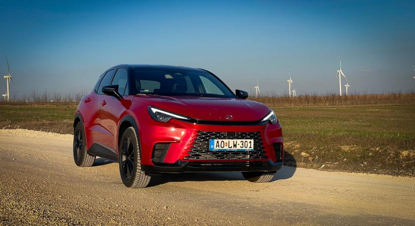 A vibráló városi vagány – Lexus LBX Vibrant Edition teszt