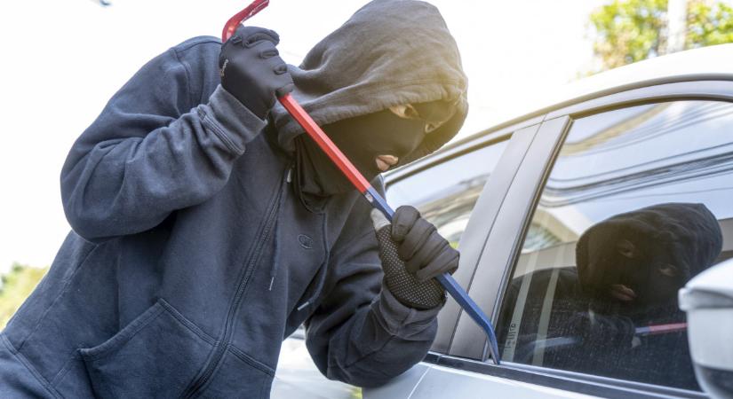 Elképesztő amatőr hibát vétenek a magyar sofőrök: szinte tálcán kínálják a lehetőséget a bűnözőknek