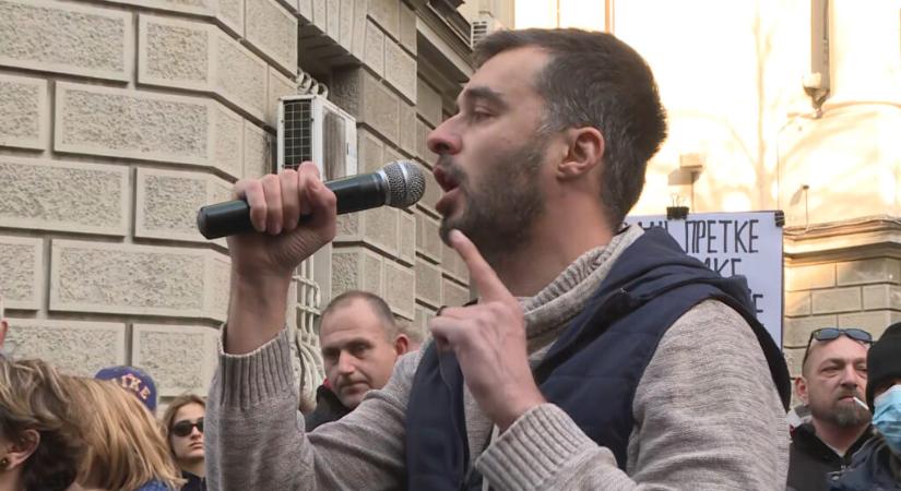 Manojlović: Vučić az Arénába zárja az embereket, hogy ne tudjanak elszökni a mítingről