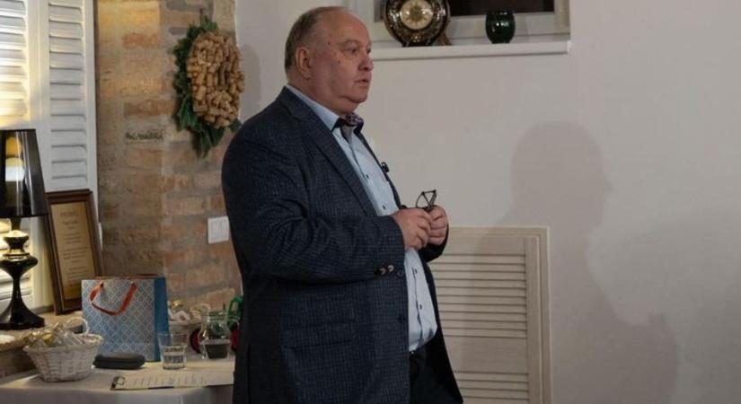 Dr. Papp Zsolt szülész-nőgyógyász nyugdíjba vonult, a paperdői borudvarban köszöntötték