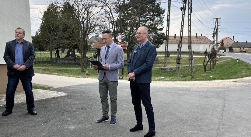 Kamerarendszer és új közlekedési táblák Gyepükajánon