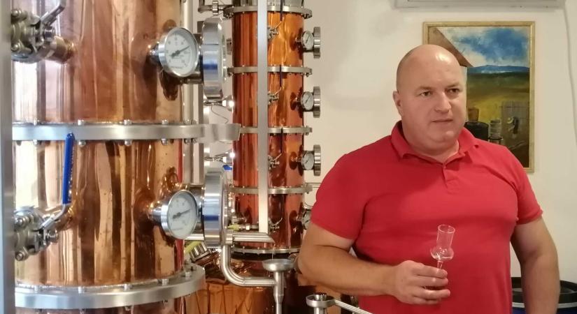 A pálinkafőzés tudomány és művészet – Ahol a gyümölcs lelke cseppenként válik nemes nedűvé